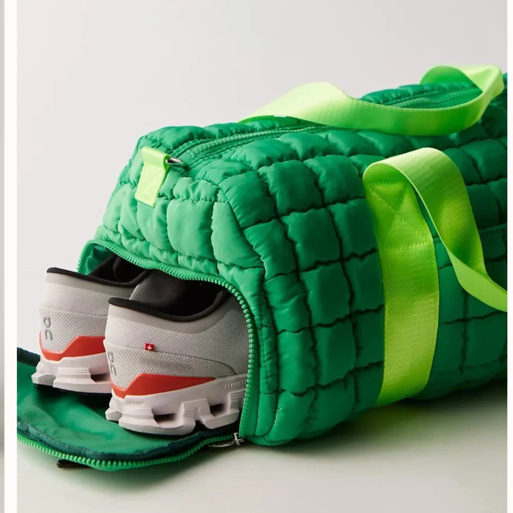 💚 Free People FP Movement Quilted Duffle Bag Kelly Green - Factory Sealed - Picture 4 of 11